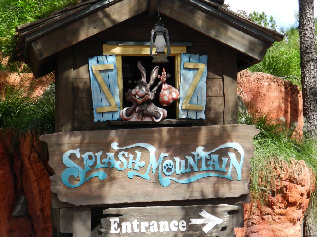 Splash mountain entrance at the Magic Kingdom with Brer Rabbit smiling. Keep reading to get everything you must do at Magic Kingdom and the best things to do at Disney World.