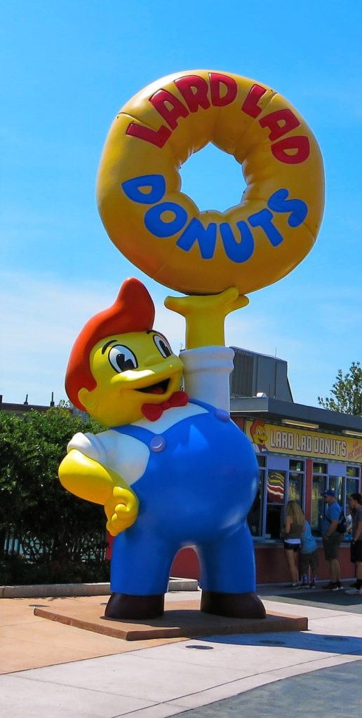 Simpsons Lard Lad Donuts at Universal. Giant statue preparing Universal Studios Itinerary. 