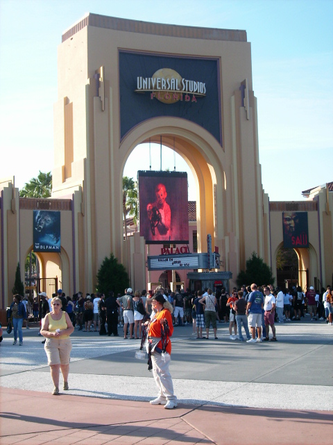 Halloween Horror Nights 2009 or Howl-O-Scream. Keep reading to see which is better howl o scream or Halloween Horror Nights. 
