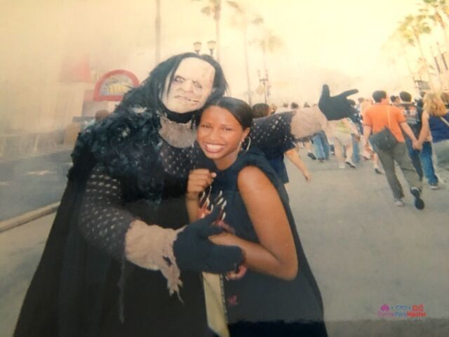 Halloween Horror Nights Solo NikkyJ 2007 with Scareactor. Keep reading to see is Halloween Horror Nights worth it?