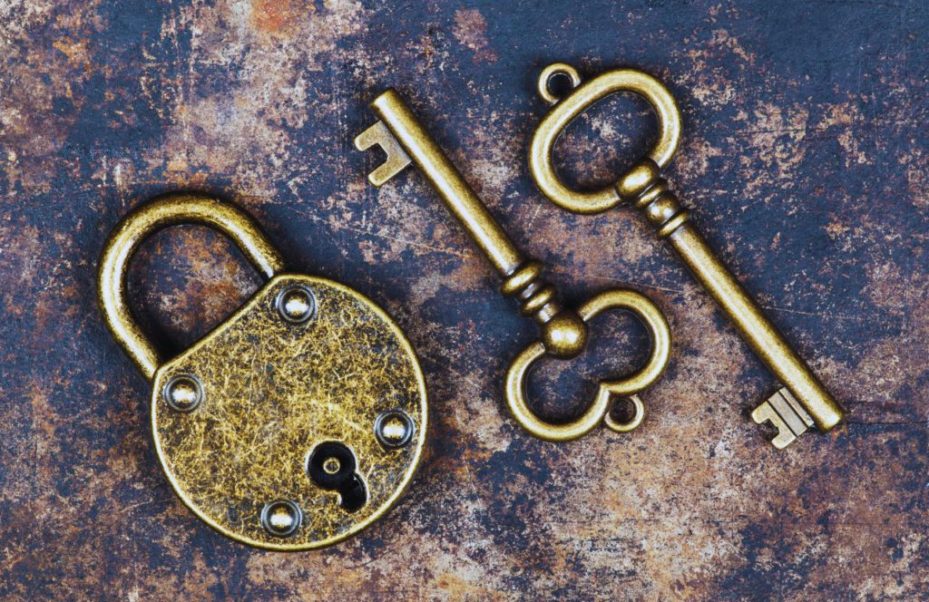 Escape Games in Orlando with a photo of antique style keys and a lock. Keep reading to find out more about where to go for the best escape room in Orlando. 