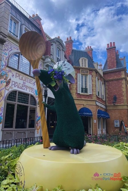 Plume Et Pagette France Pavilion with Remy Topiary Epcot Photos. Keep reading to get the full Remy's Ratatouille Adventure Guide: Photos, Secrets, Food and more!