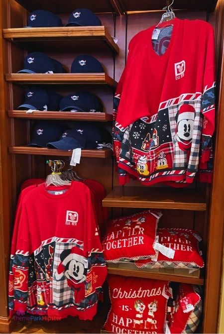 Disney Christmas Jersey in stop in Main Street USA Magic Kingdom Walt Disney World. Keep reading to know what to pack and what to wear to Disney World in December for your packing list.