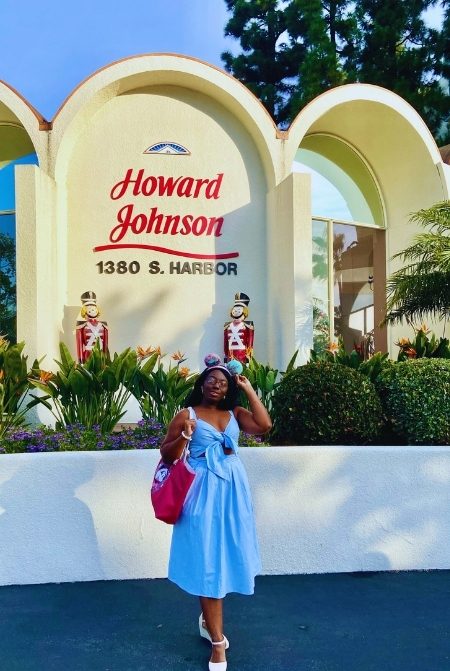 Howard Johnson in a hotel next to Disneyland California with Victoria Wade. Keep reading to learn what to wear to Disneyland in July.