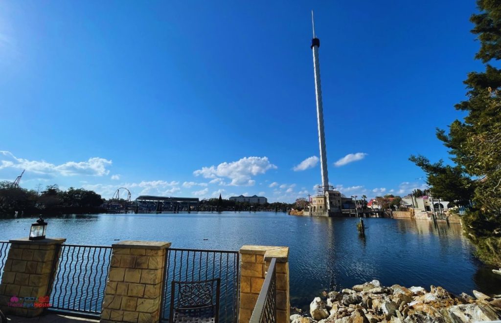 Beautiful Lagoon at SeaWorld with Sky Tower and Roller coasters. Keep reading to learn about the best cheap hotels near SeaWorld Orlando.