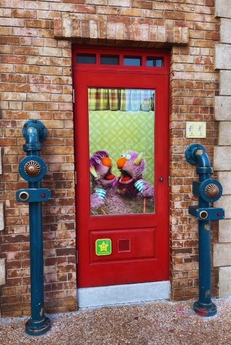 SeaWorld Orlando Sesame Street Land Door Area. Keep reading to learn where to find cheap SeaWorld Orlando tickets and discount deals.
