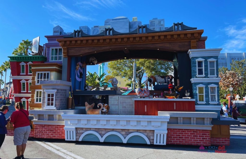 Universal Orlando Resort Secret Life of Pets parade at Universal Studios Florida. Which is better Universal Studios vs Islands of Adventure? Keep reading to find out.