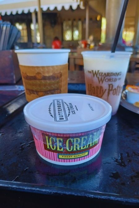 Hot cold and ice cream butter beer at the Wizarding World of Harry Potter Universal Orlando Resort Trip Report with Rebecca. Keep reading to get the best things to do at Hogsmeade in Universal.
