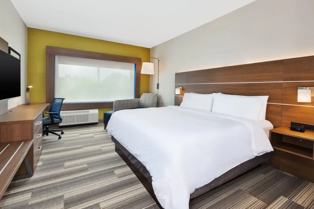 Holiday Inn and Suites Milan Near Sandusky Ohio. Keep reading to learn about the best hotels near Cedar Point and where to stay in Sandusky, Ohio.