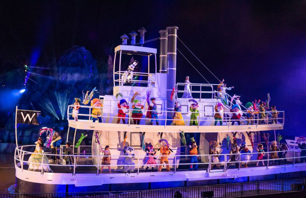 Disney characters join together to celebrate the triumph of good over evil as Fantasmic! Keep reading to get the top 10 best shows at Disney World.