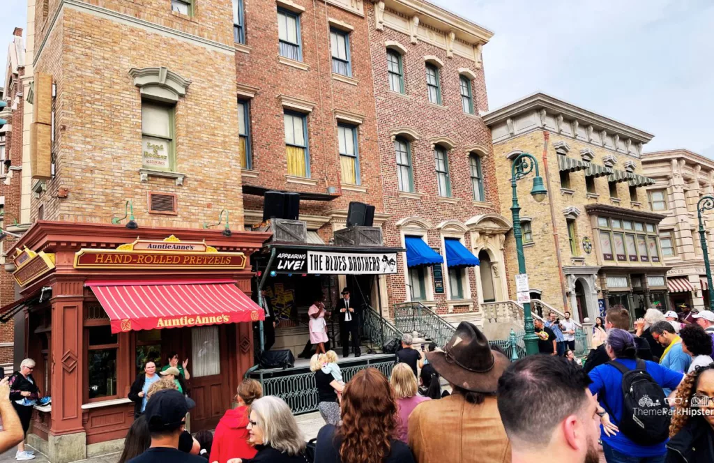 THe Blues Brothers Show is one of the best things to do at Universal Studios Florida. Keep reading to find out more about what to wear to Universal Studios Florida.