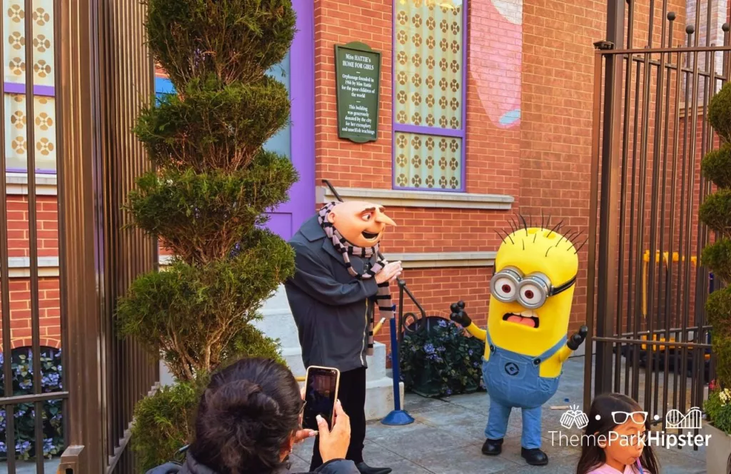 Universal Studios Hollywood Gru and Minion Meet and Greet. Keep reading to get the best Universal Studios Hollywood Tips, Tricks and Secrets!