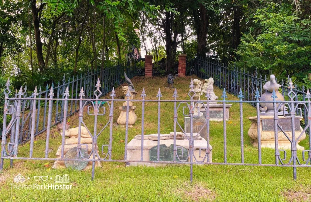 Disney Magic Kingdom Theme Park Haunted Mansion Pet Cemetery