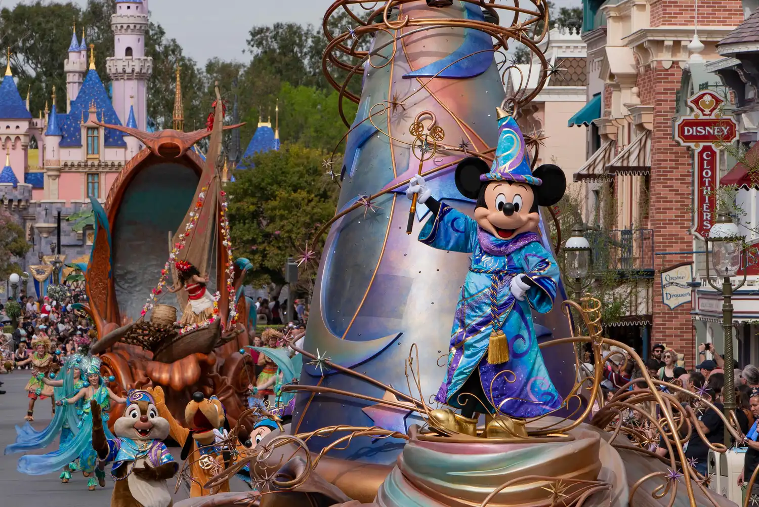 Magic Happens Mickey Disneyland Parade. Keep reading to know what to wear to Disneyland in March.